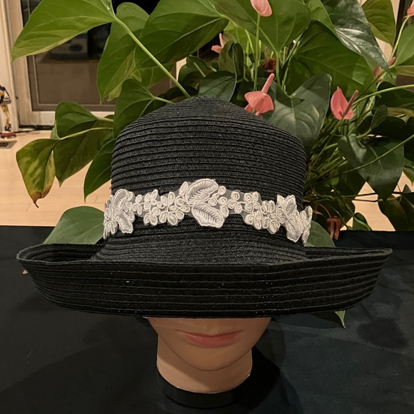 Elegant Black Hat with White Floral Band - Picture 1 of 4